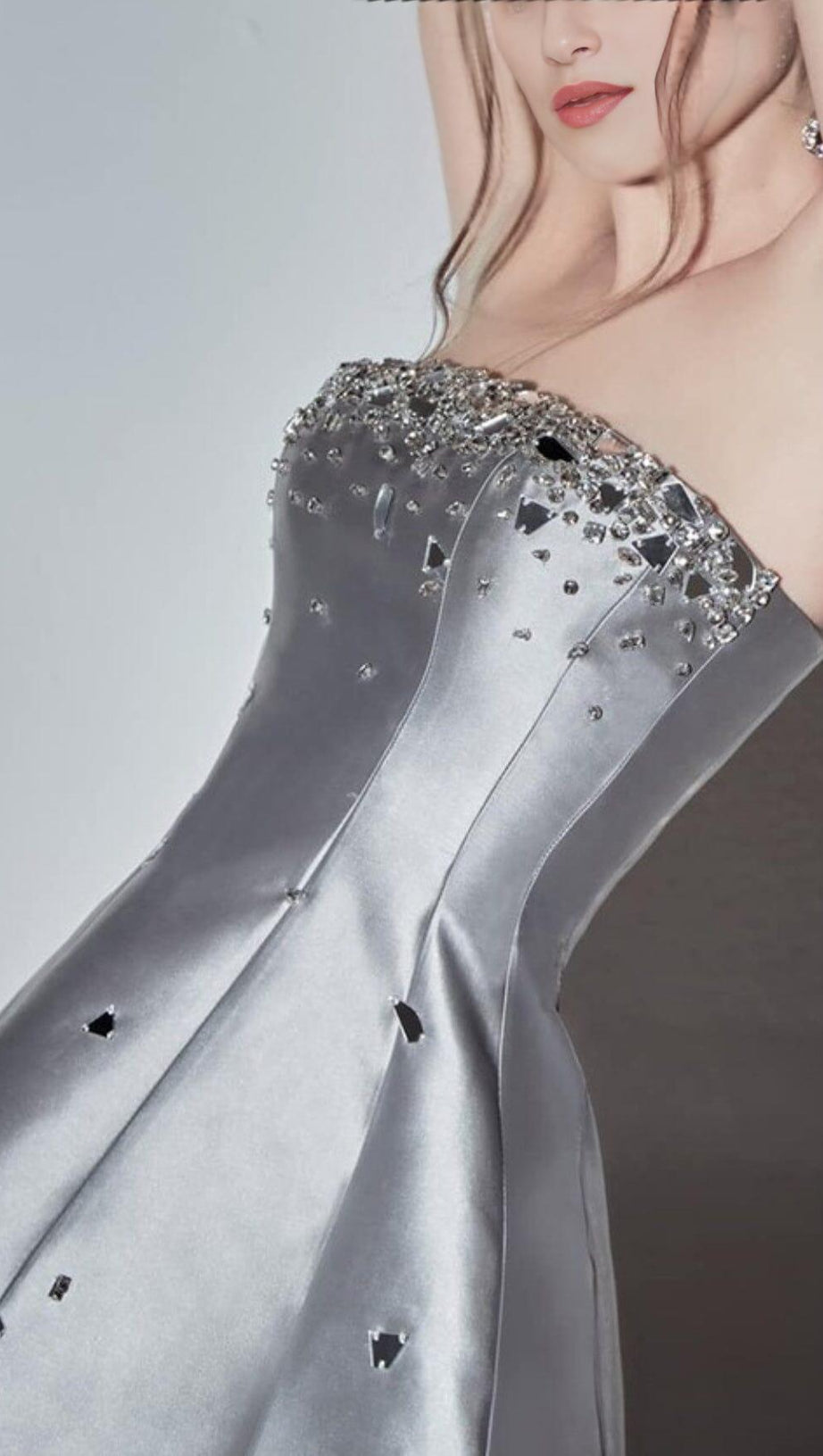 GRAUES TRÄGERLOSES MINIKLEID MIT KRISTALLVERZIERUNG