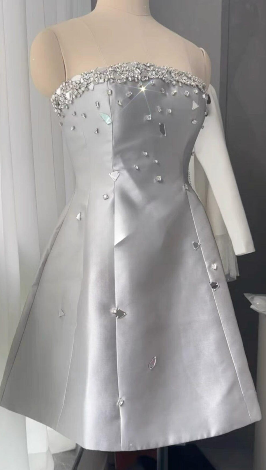 GRAUES TRÄGERLOSES MINIKLEID MIT KRISTALLVERZIERUNG