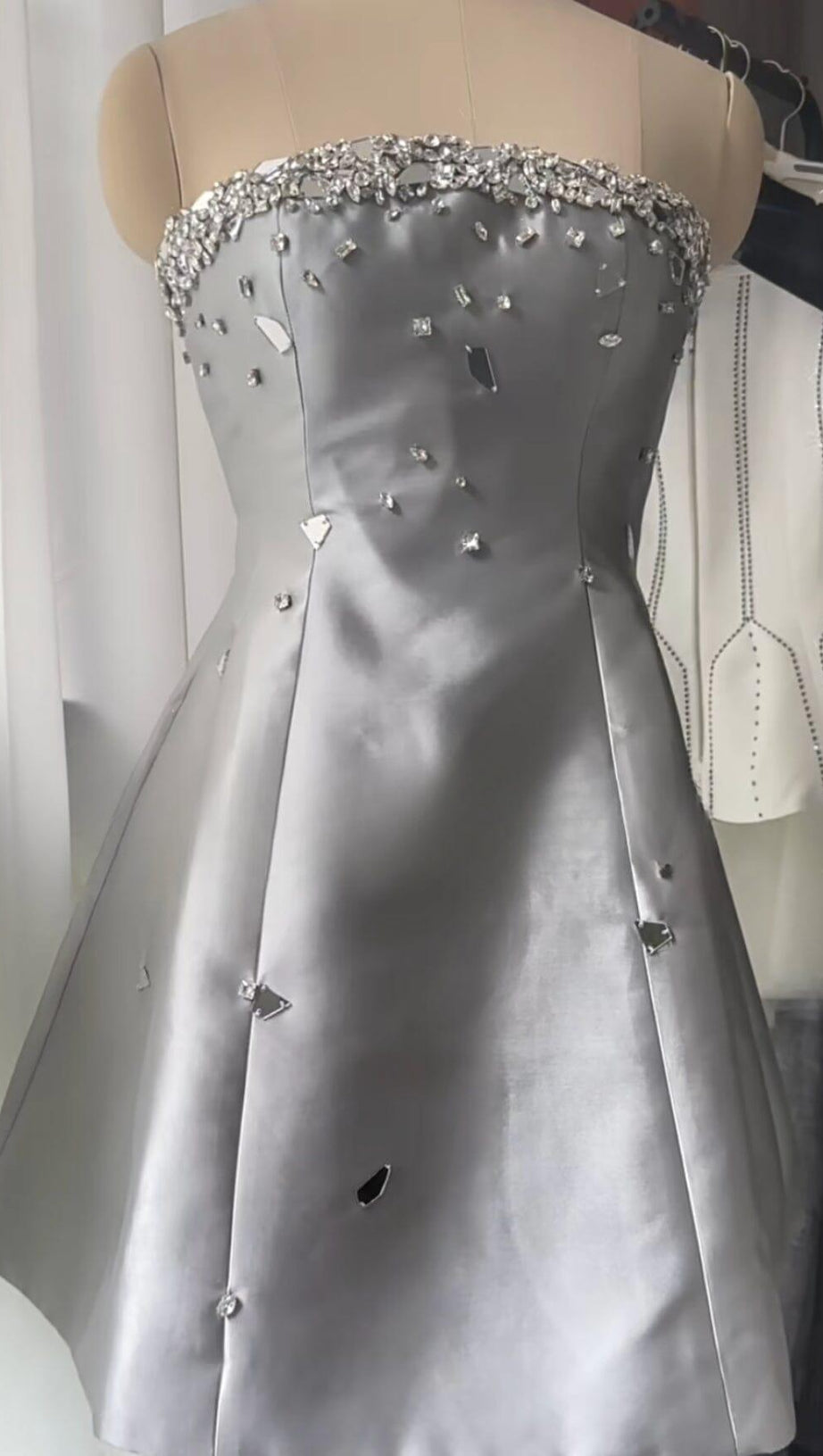 GRAUES TRÄGERLOSES MINIKLEID MIT KRISTALLVERZIERUNG