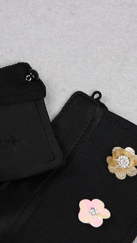 MINIKLEID MIT NECKHOLDER-VERZIERUNG UND BLUMEN