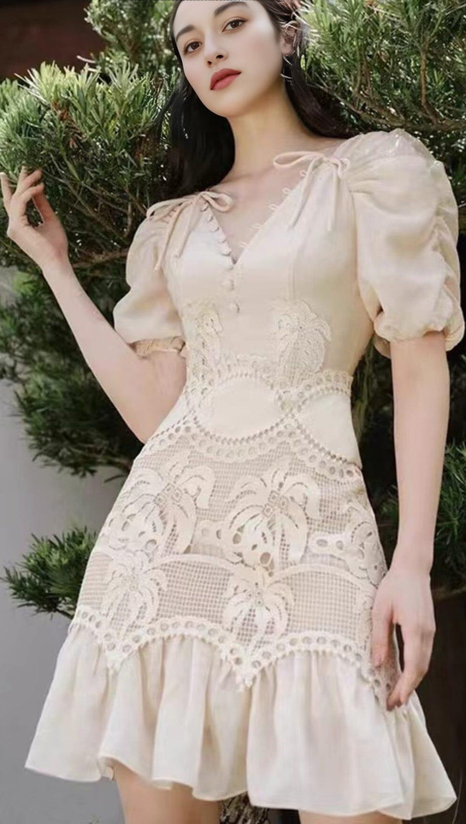 MINIKLEID MIT SPITZENBLUMEN UND V-AUSSCHNITT