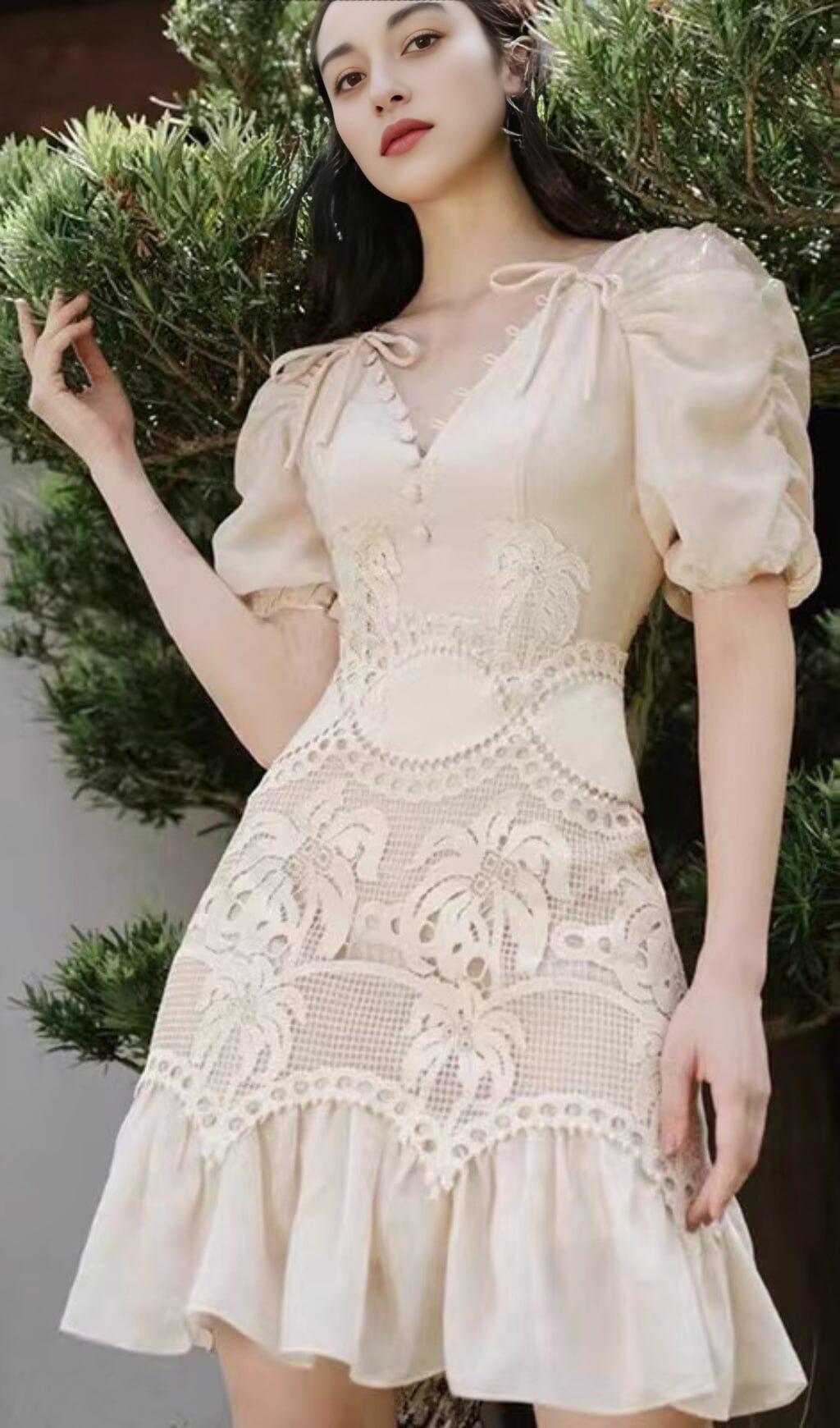 MINIKLEID MIT SPITZENBLUMEN UND V-AUSSCHNITT