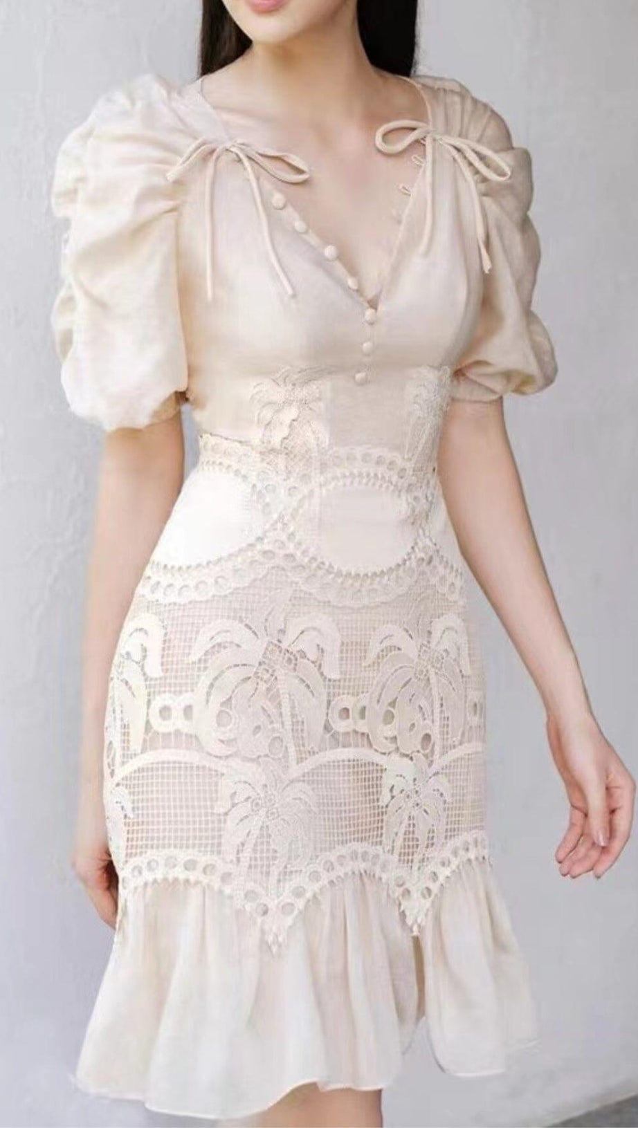 MINIKLEID MIT SPITZENBLUMEN UND V-AUSSCHNITT