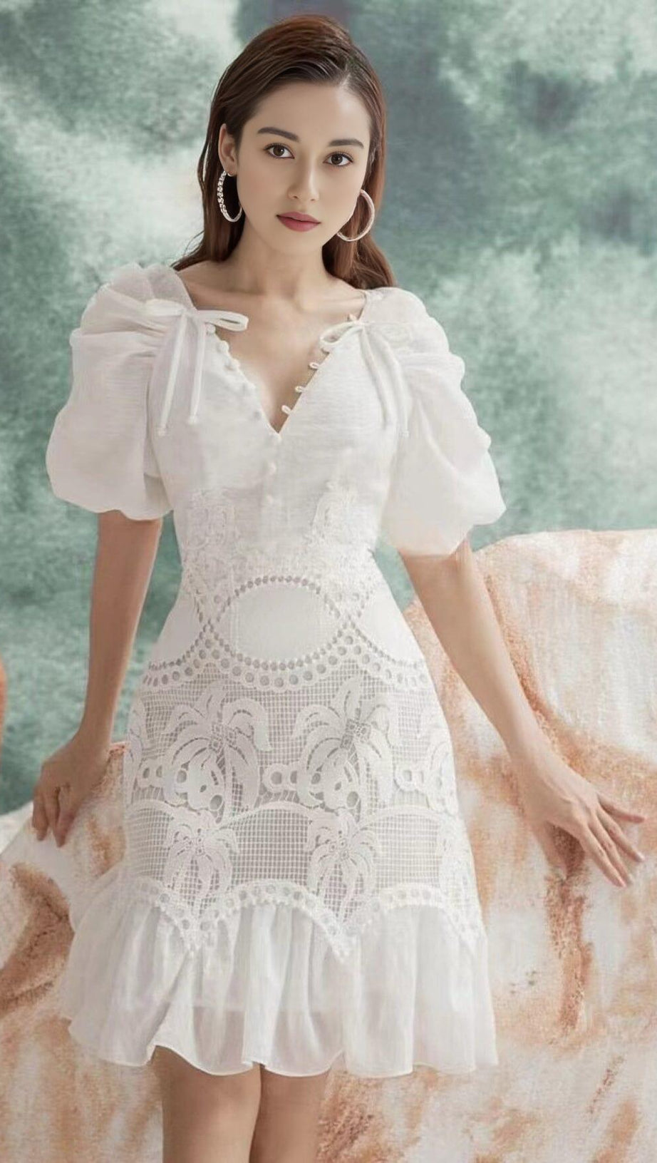 MINIKLEID MIT SPITZENBLUMEN UND V-AUSSCHNITT