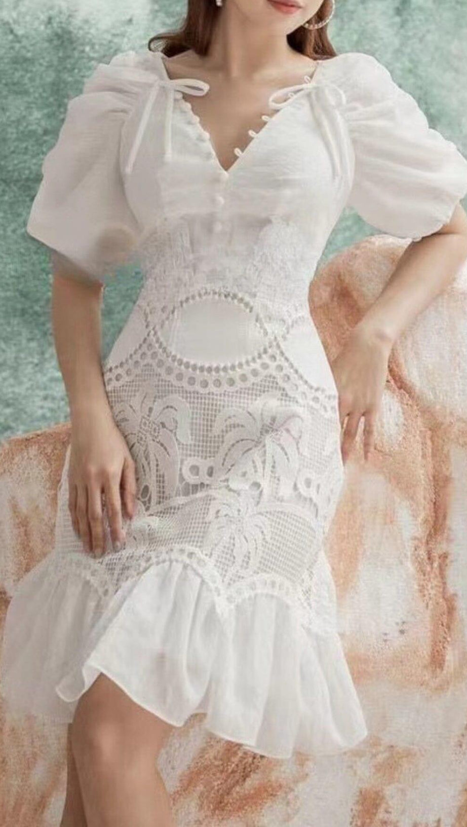 MINIKLEID MIT SPITZENBLUMEN UND V-AUSSCHNITT