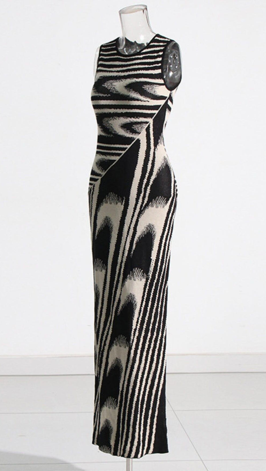 SLEEVELESS KNITTED MAXI DRESS