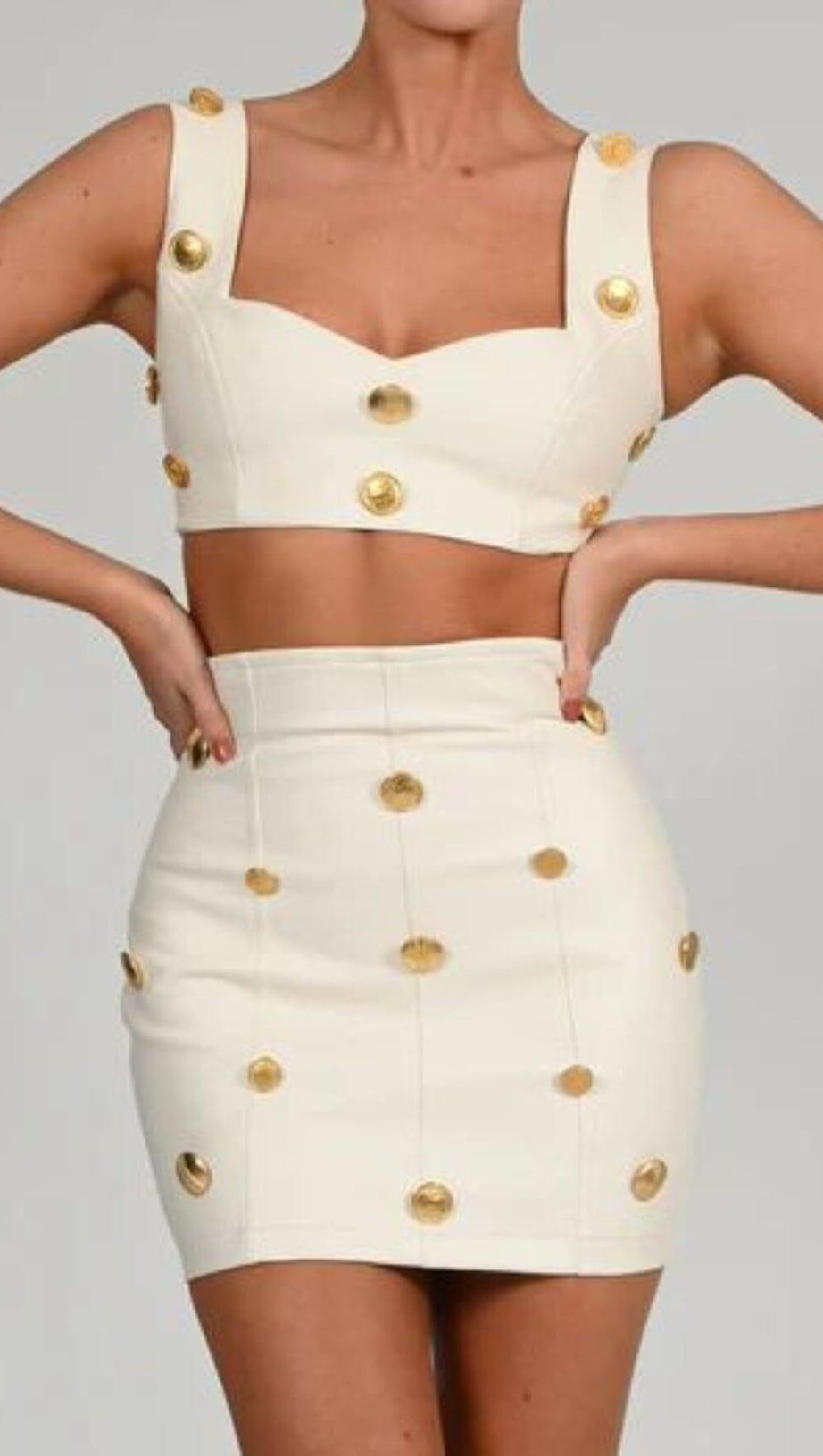 Zweiteiliger Anzug mit Knöpfen aus Leder in Weiß