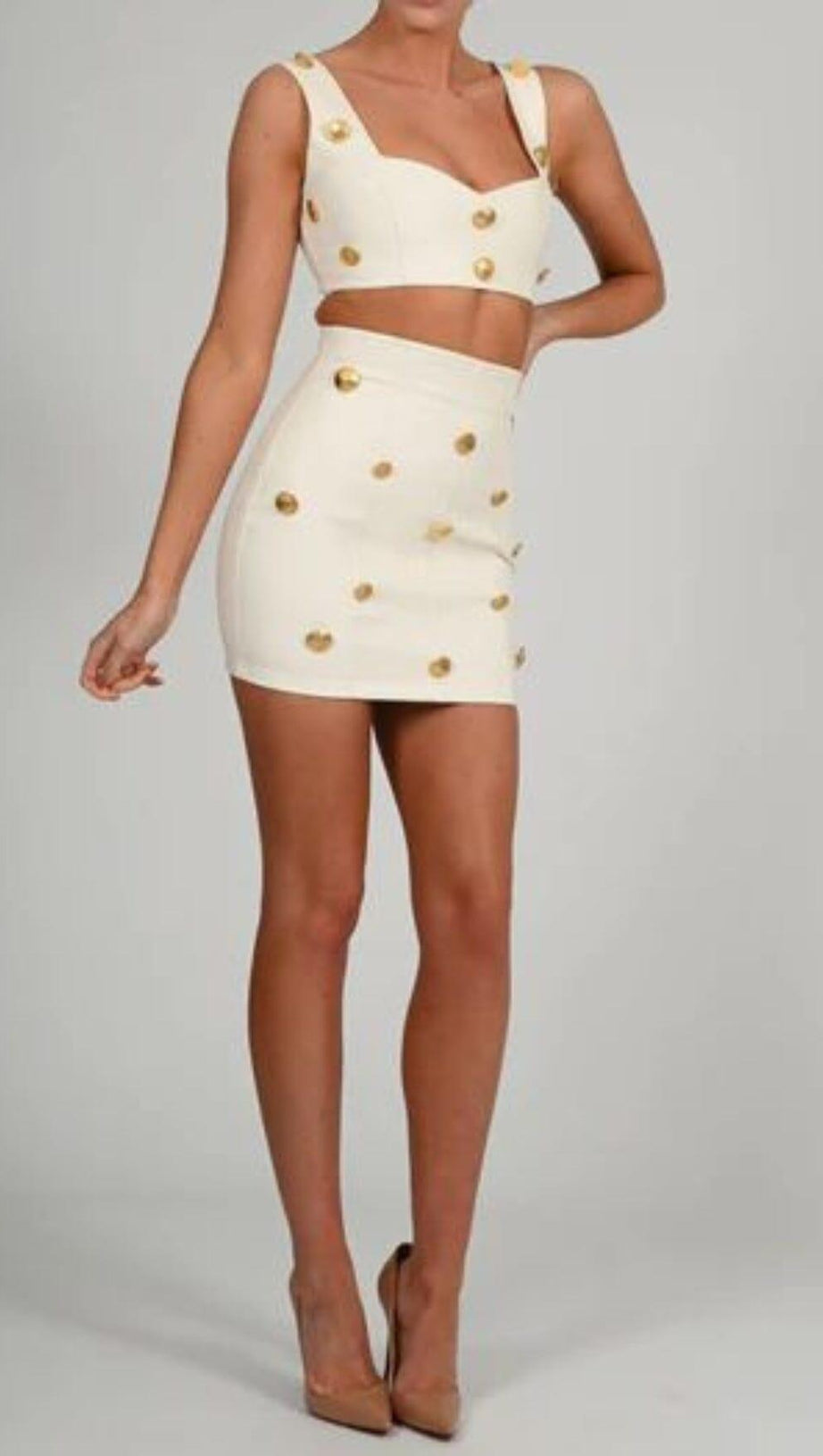 Zweiteiliger Anzug mit Knöpfen aus Leder in Weiß