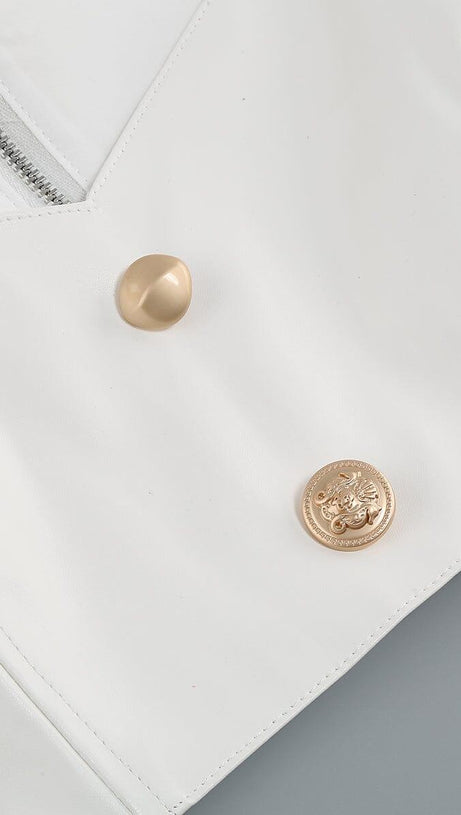 Zweiteiliger Anzug mit Knöpfen aus Leder in Weiß