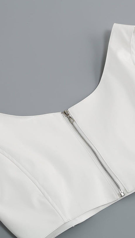 Zweiteiliger Anzug mit Knöpfen aus Leder in Weiß