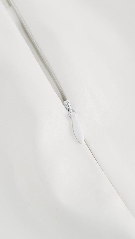 Zweiteiliger Anzug mit Knöpfen aus Leder in Weiß