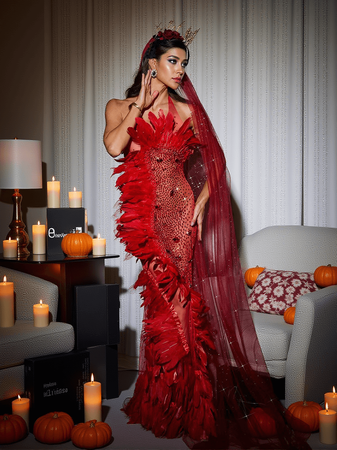 ABITO LUNGO CIRCE IN RETE CON PIUME DECORATE IN ROSSO