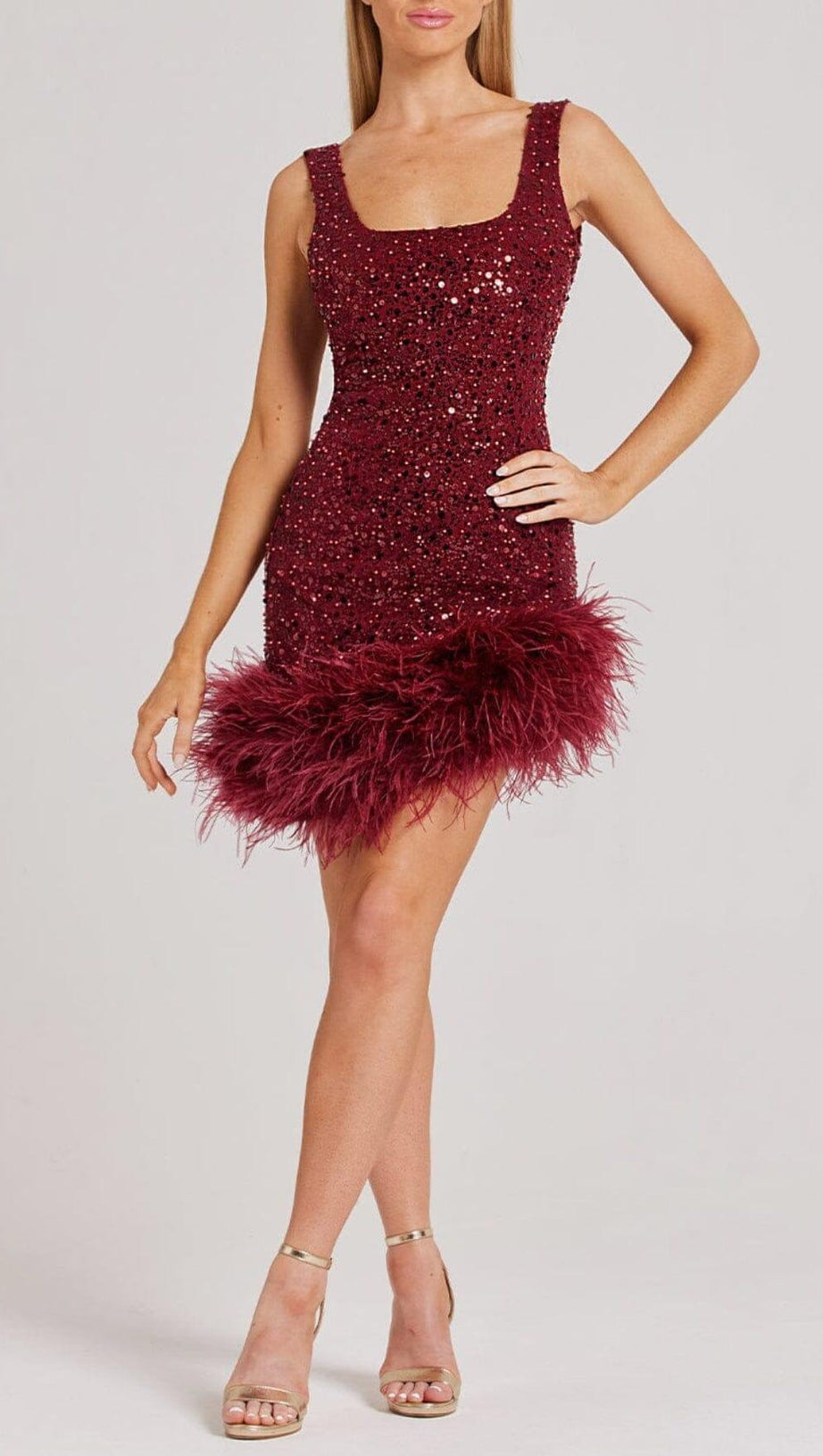 ABITO CON PIUME ROSSE E PAILLETTES