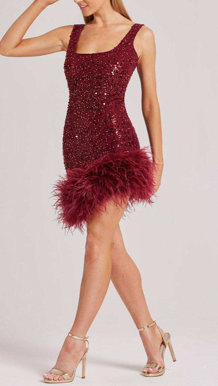 ABITO CON PIUME ROSSE E PAILLETTES