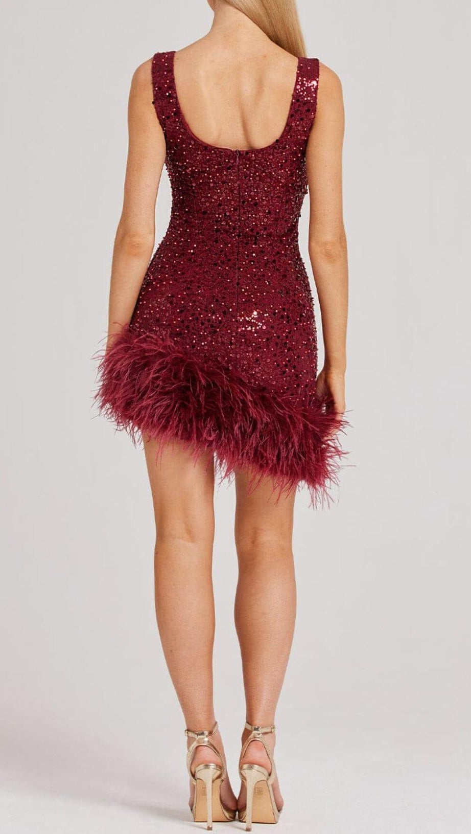 ABITO CON PIUME ROSSE E PAILLETTES