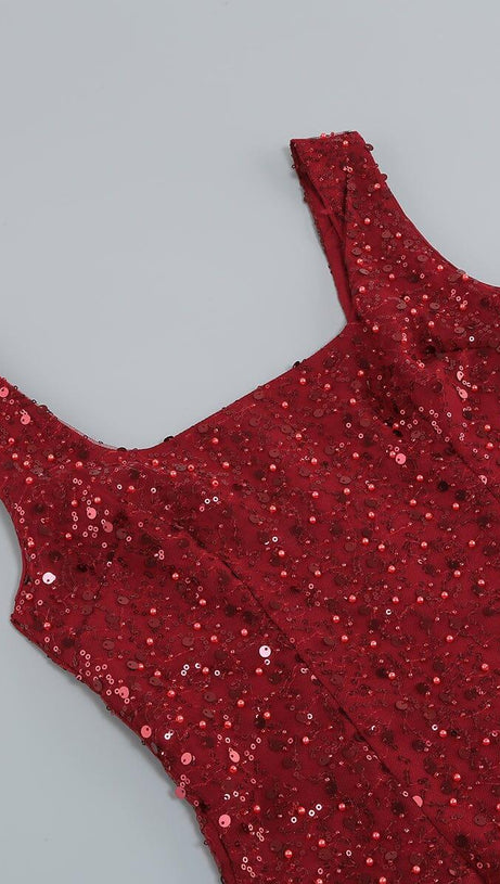 ABITO CON PIUME ROSSE E PAILLETTES