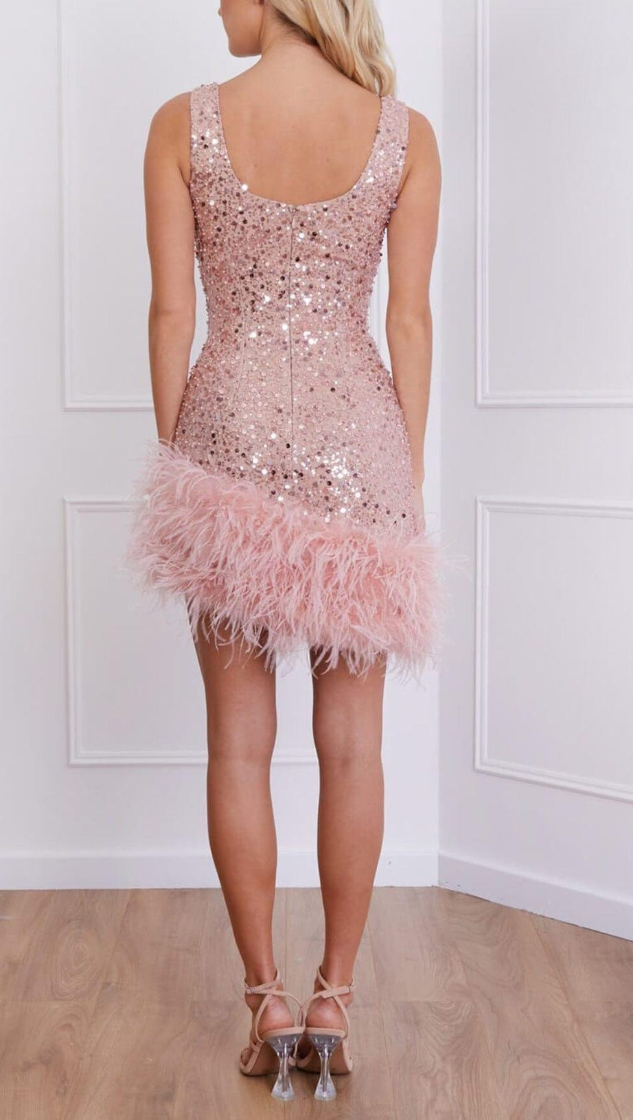 ABITO CON PAILLETTES E PIUME ROSA