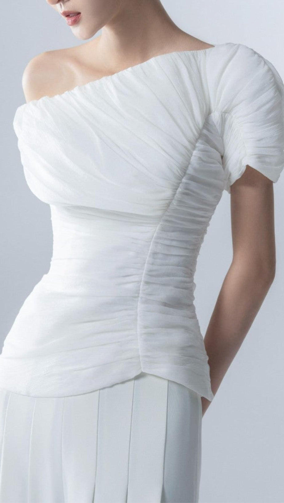 ABITO DUE PEZZI PLISSETTATO IN PIUMA BIANCA 