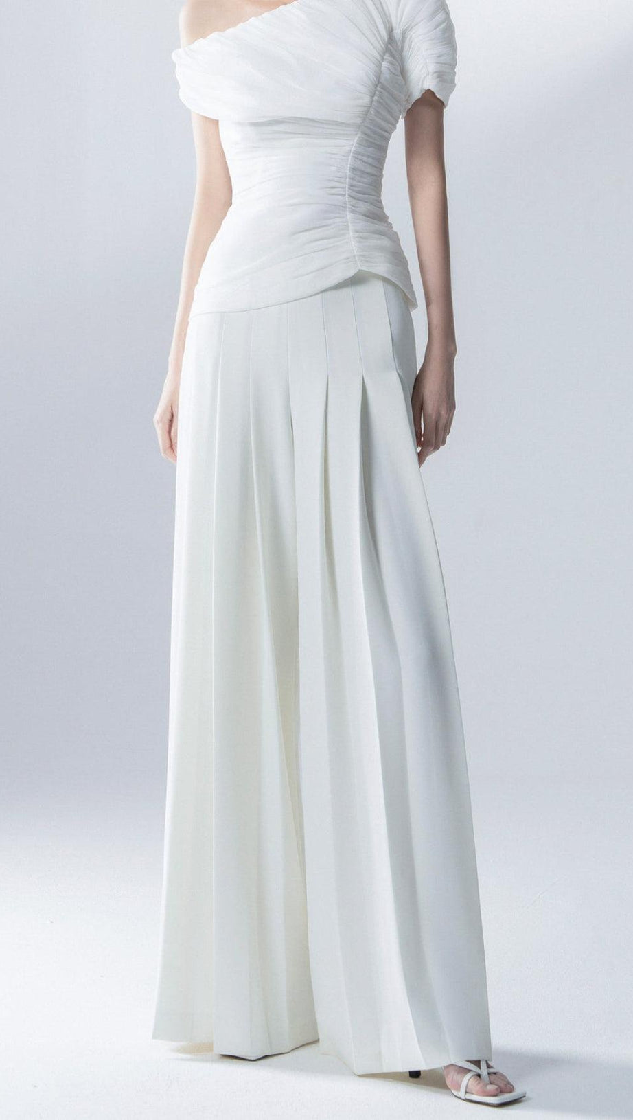 ABITO DUE PEZZI PLISSETTATO IN PIUMA BIANCA 