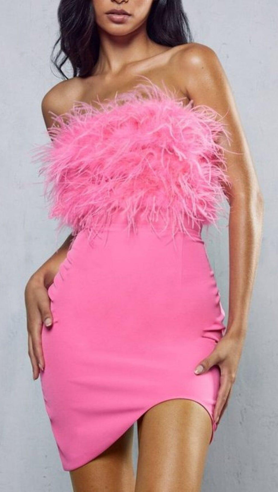 MINI ABITO ADERENTE CON PIUME SENZA SPALLINE ROSA