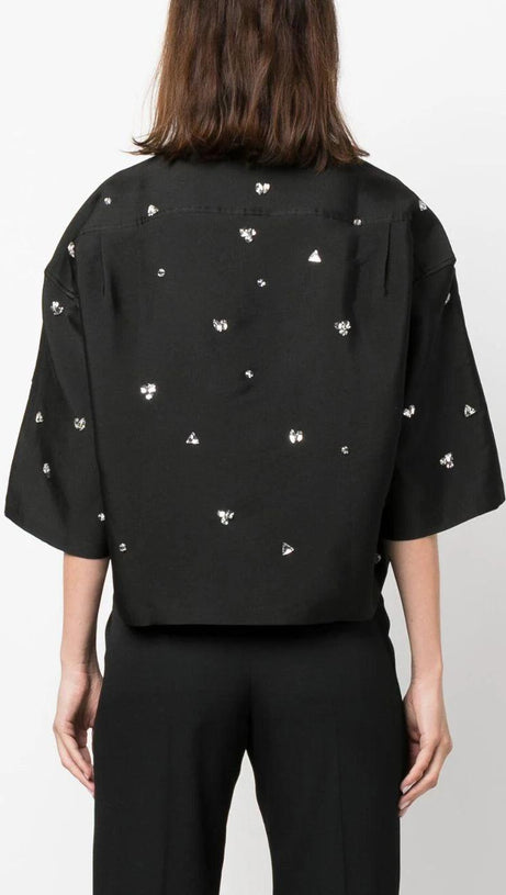 CAMICIA OVERSIZE CORTA E DECORATA 