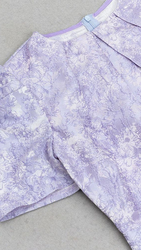 Lavendelfarbenes, kurzärmliges, drapiertes Midikleid mit Blumenmuster 