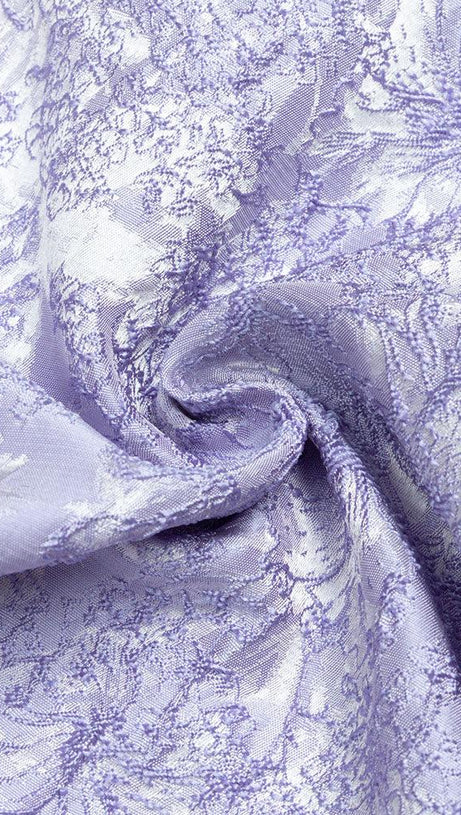 Lavendelfarbenes, kurzärmliges, drapiertes Midikleid mit Blumenmuster 