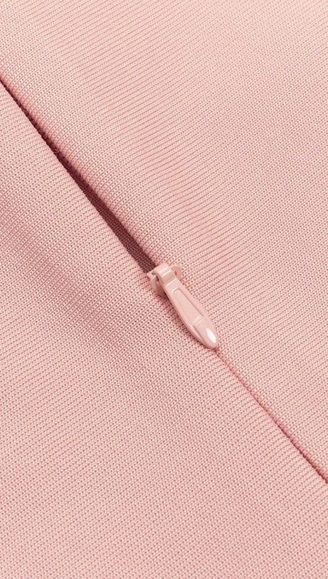 LANGÄRMELIGES MIDIKLEID MIT AUSSCHNITT UND GESPLITTETEN ÄRMELN 