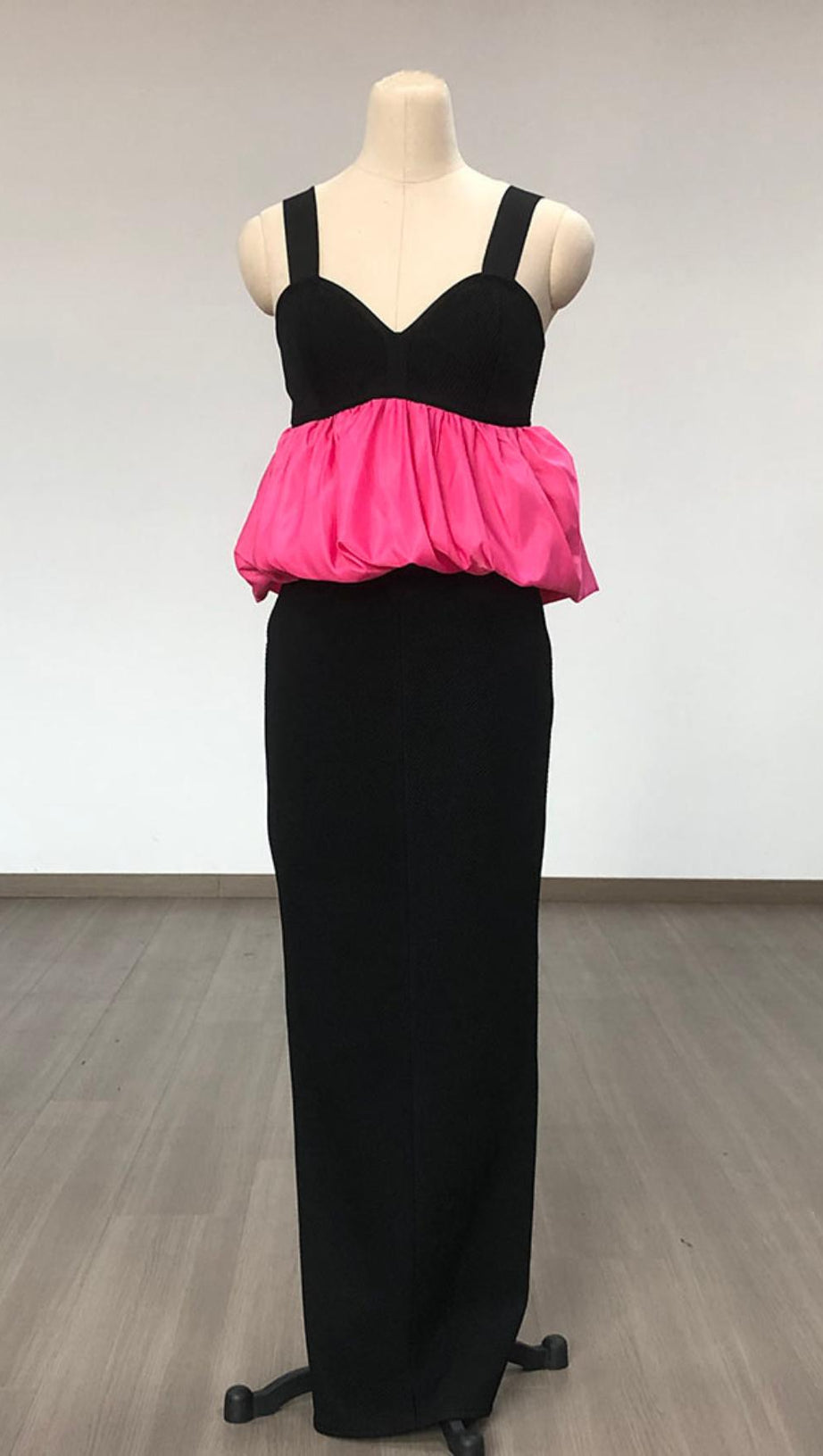 ABITO LUNGO CON BENDAGGIO E HALTER 