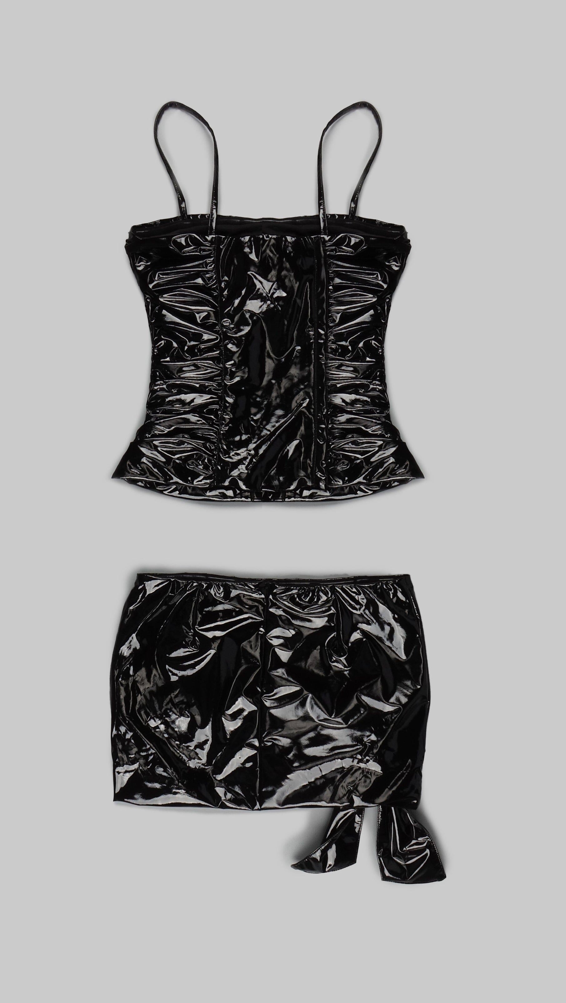 Gerafftes, hochglänzendes Minikleid in Schwarz