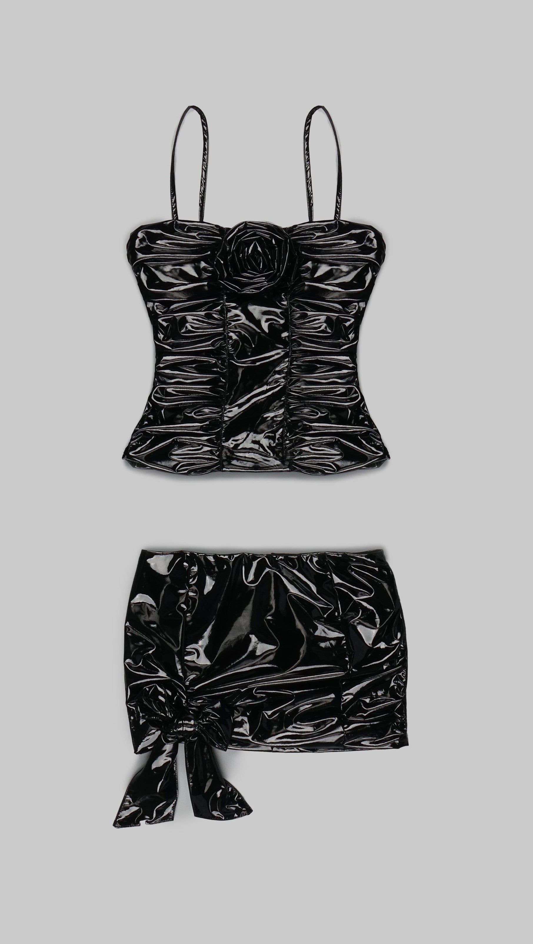 Gerafftes, hochglänzendes Minikleid in Schwarz