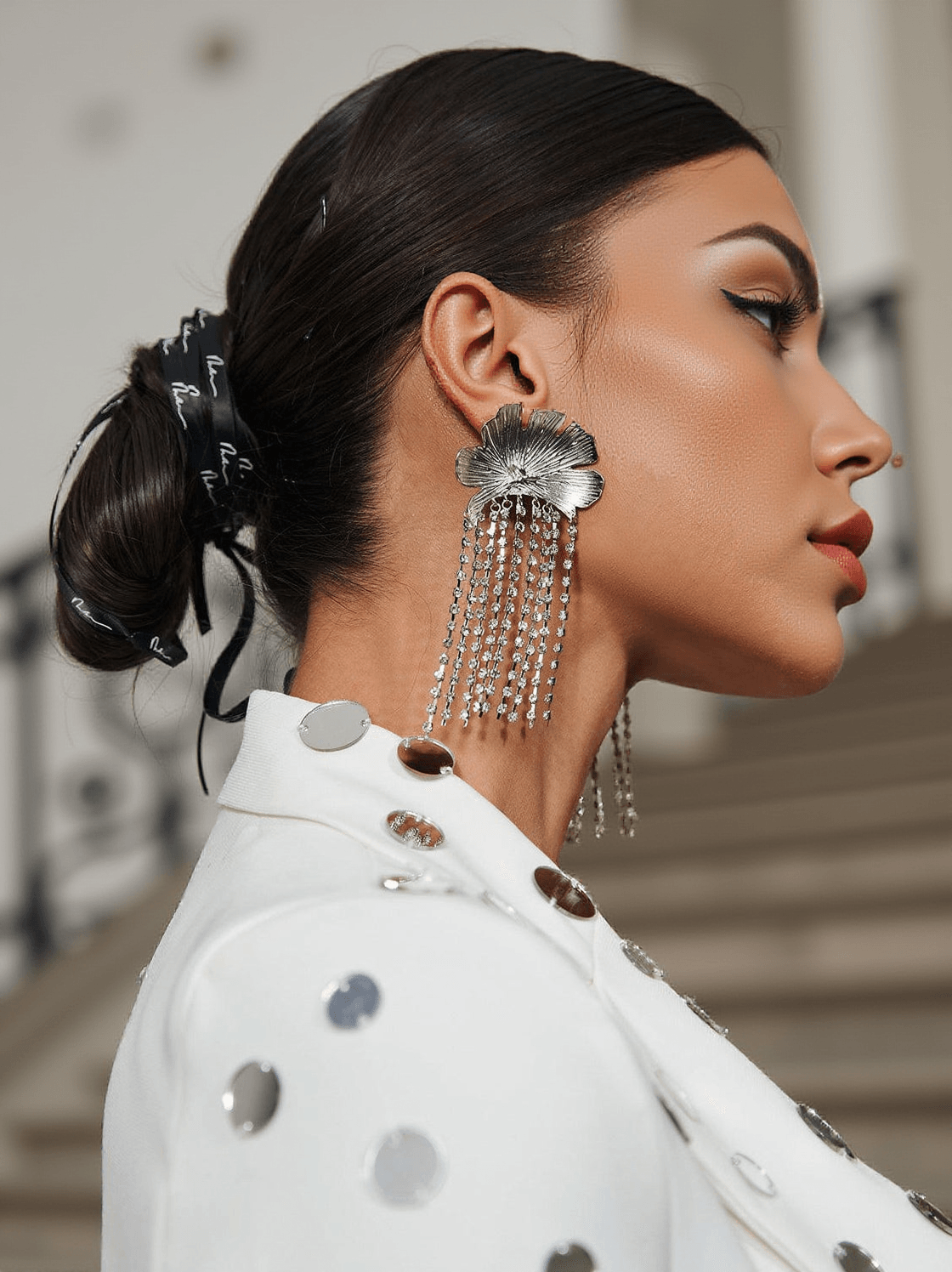 Tsuki – Ohrringe mit Blumen- und Kristallfransen