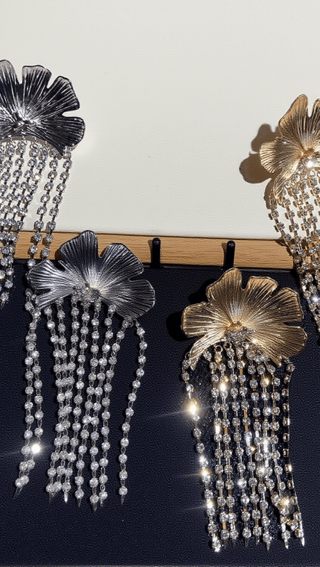 Tsuki – Ohrringe mit Blumen- und Kristallfransen