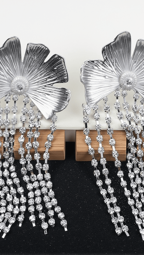 Tsuki – Ohrringe mit Blumen- und Kristallfransen