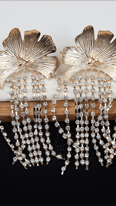 Tsuki – Ohrringe mit Blumen- und Kristallfransen