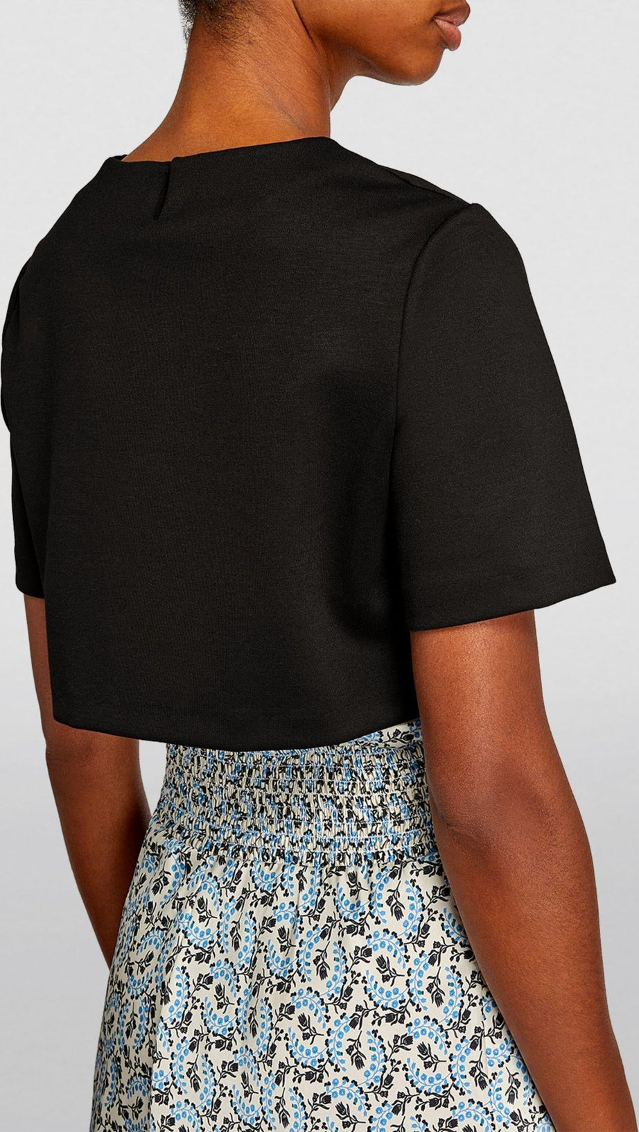 COMPLETO CON GONNA IN RASO STAMPATO E TOP CORTO 