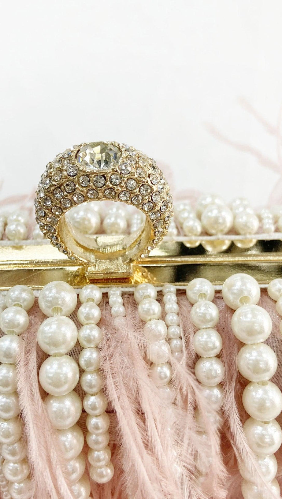 POCHETTE CON CATENA DI PERLE E PIUME