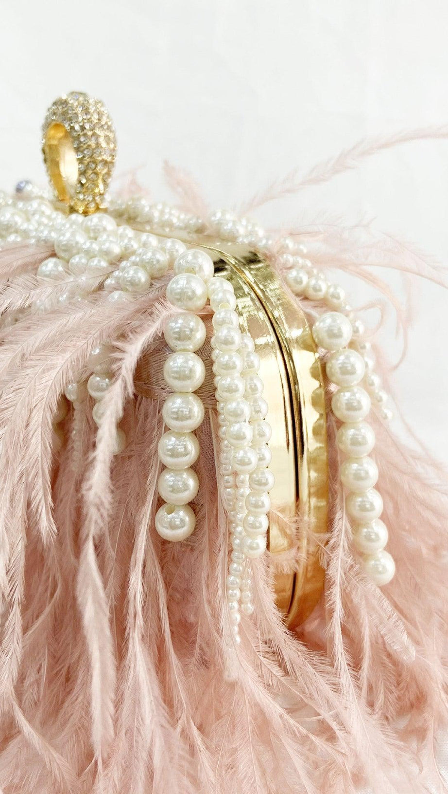 POCHETTE CON CATENA DI PERLE E PIUME