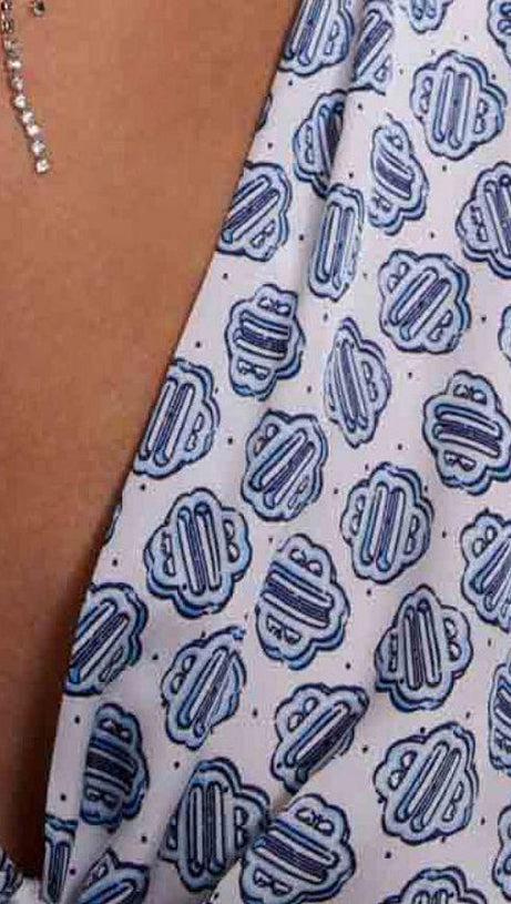 KLEID MIT ASYMMETRISCHEM SAUM 