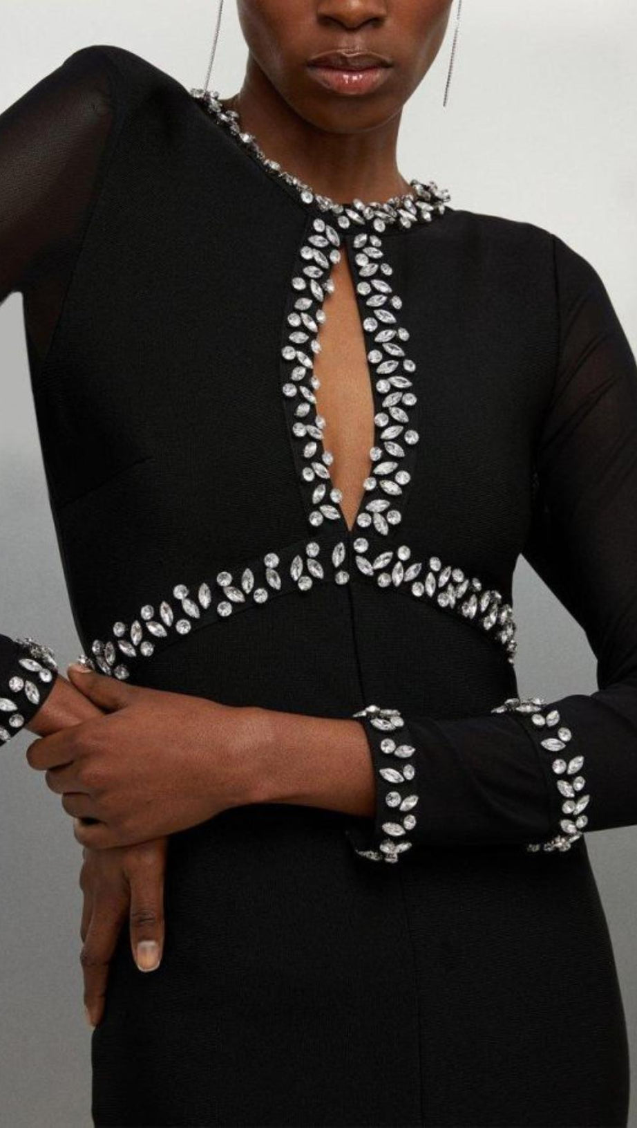 ABITO LUNGO IN MAGLIA CON DECORAZIONI A FORMA DI BENDA E APERTURA A CHIAVE 