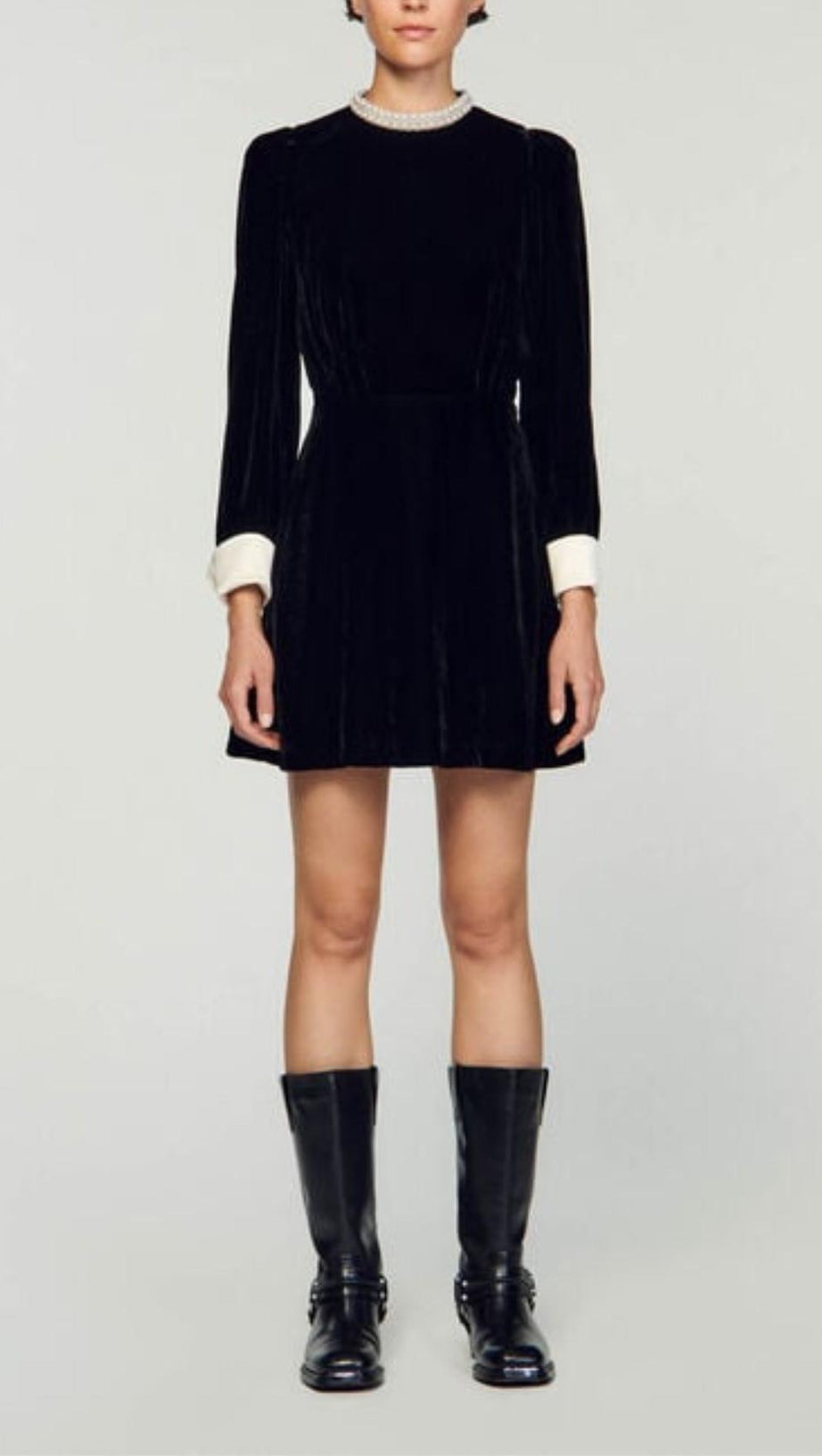 SAMTKLEID MIT PERLENKRAGEN 