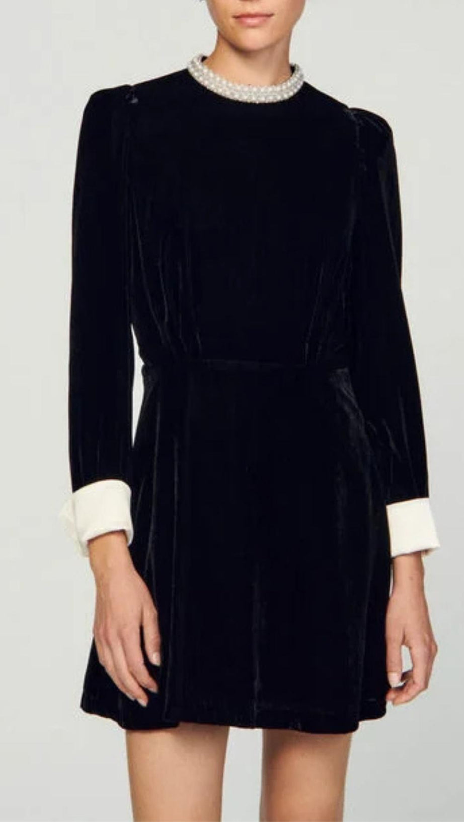 SAMTKLEID MIT PERLENKRAGEN 