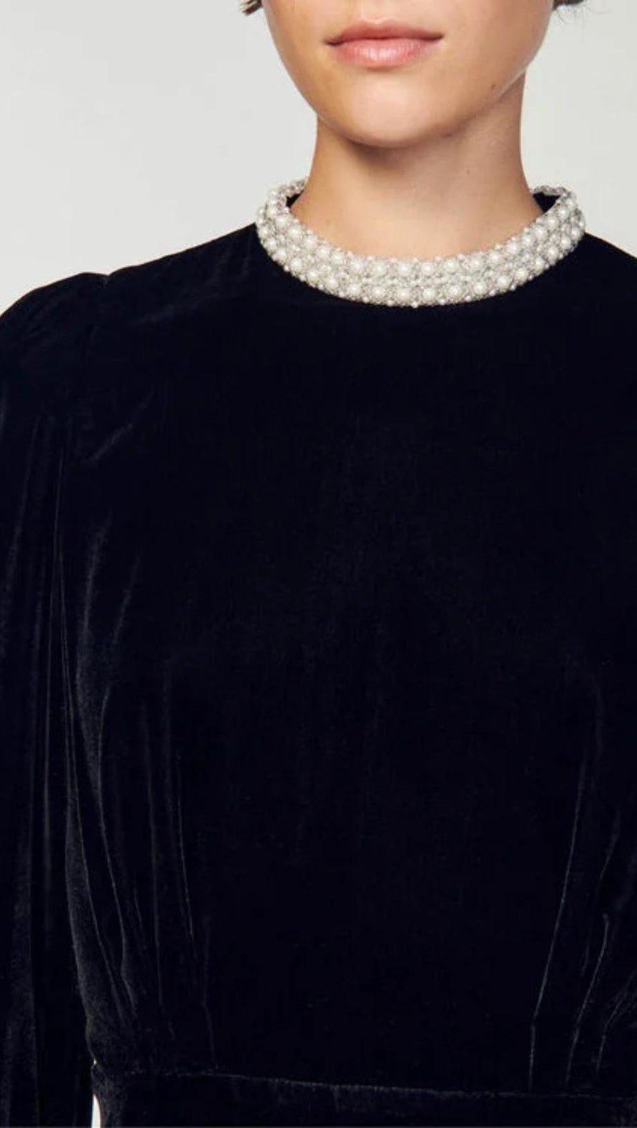 SAMTKLEID MIT PERLENKRAGEN 