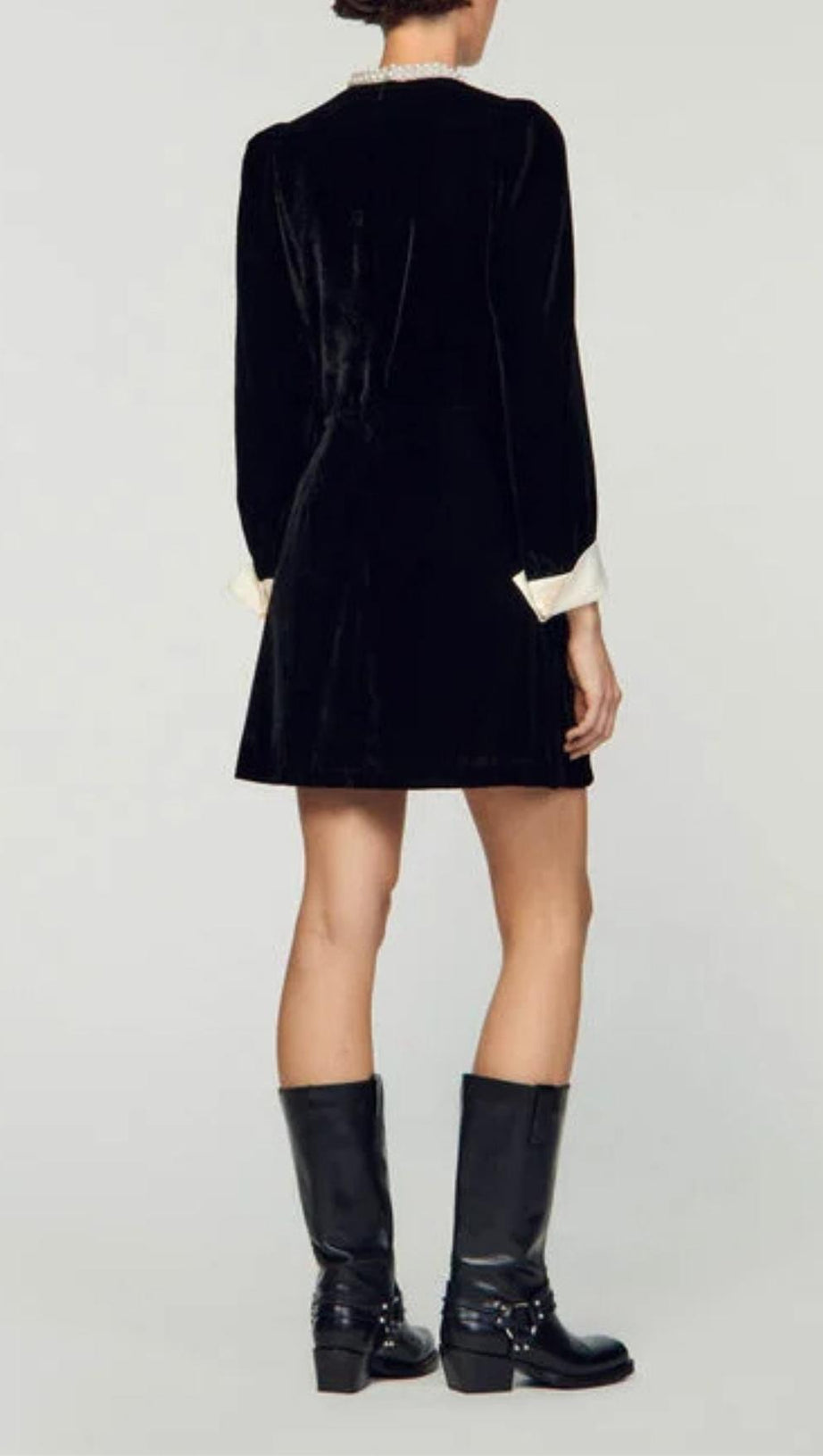 SAMTKLEID MIT PERLENKRAGEN 