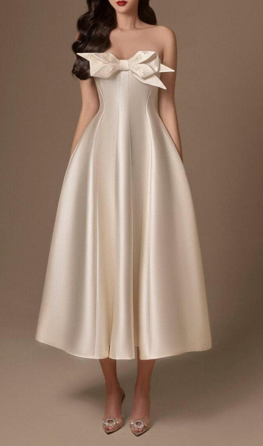 BEIGE AUSGESTELLTES MIDIKLEID AUS TAFT MIT HALBHERZAUSSCHNITT