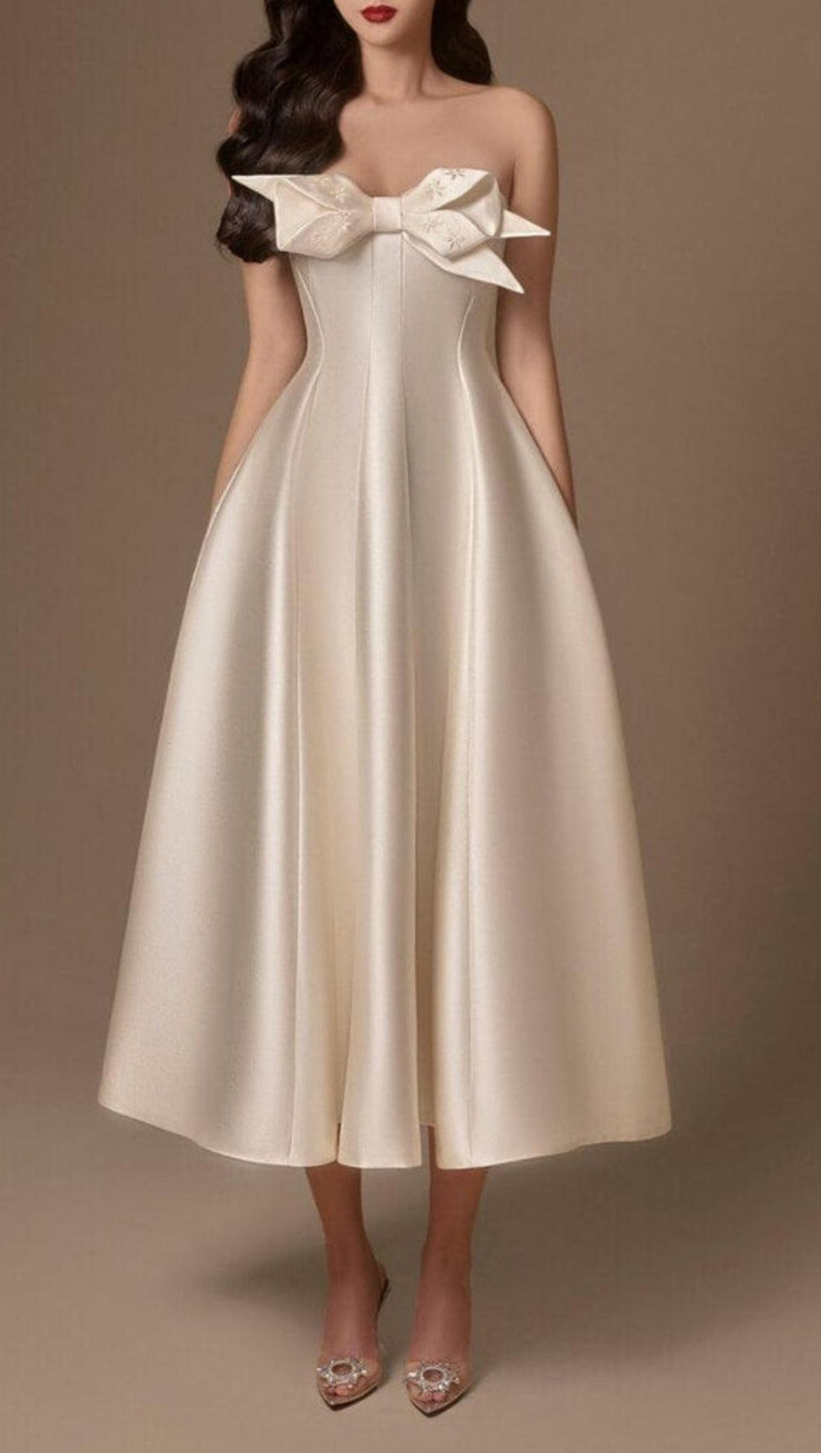 ABITO MIDI BEIGE SVASATO IN TAFFETÀ CON SCOLLO A SEMI CUORE