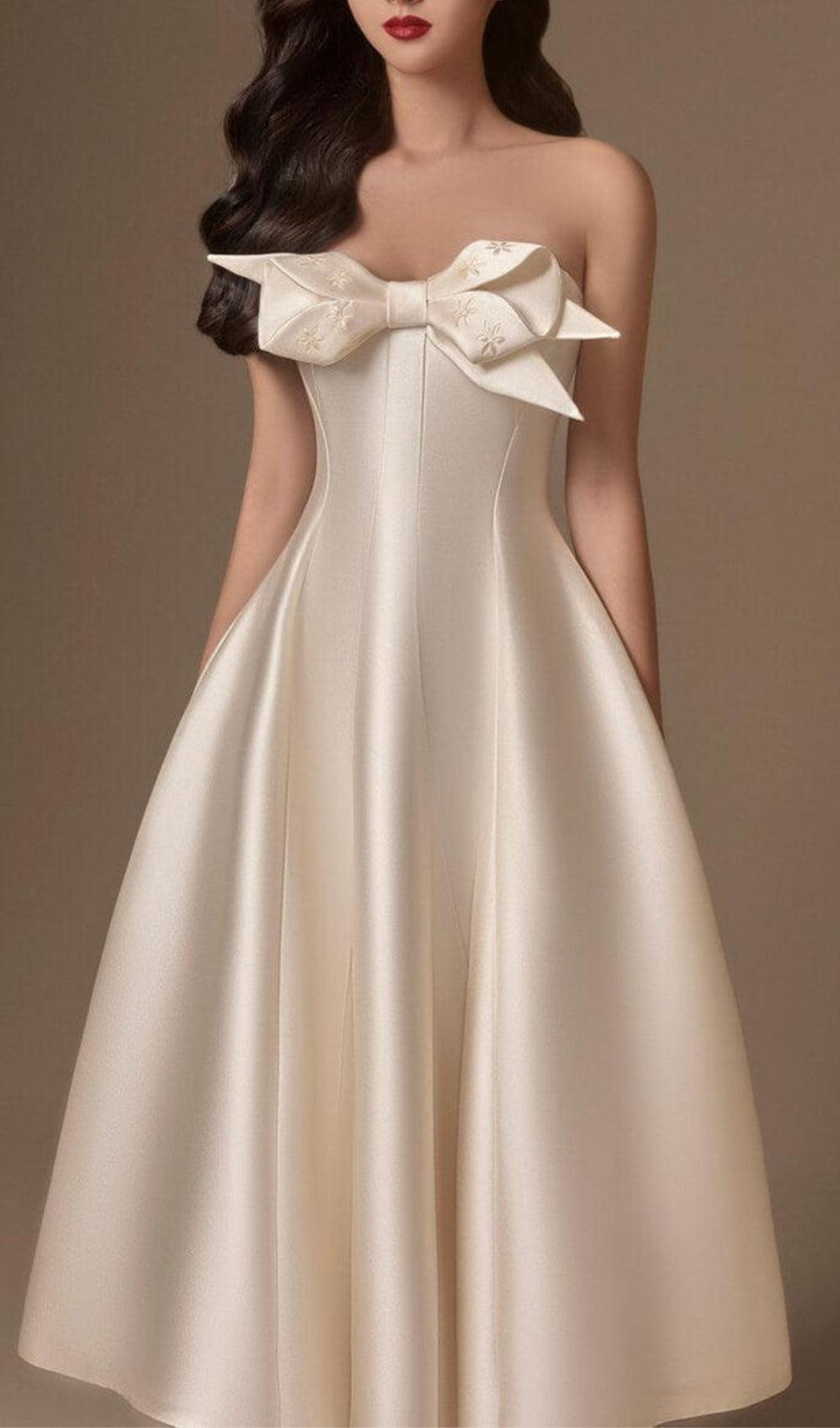 ABITO MIDI BEIGE SVASATO IN TAFFETÀ CON SCOLLO A SEMI CUORE