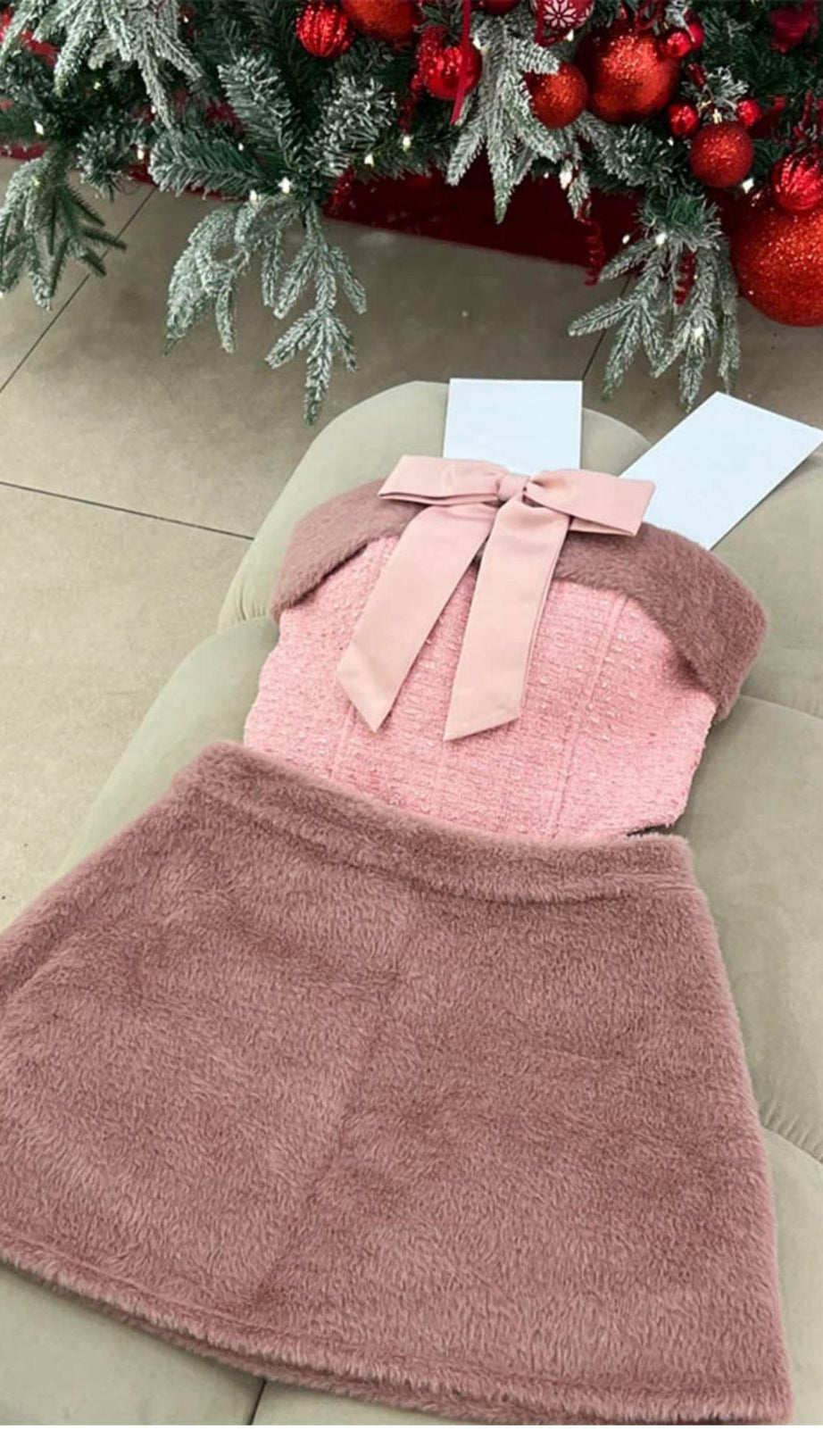 Zweiteiliger Anzug mit Schleifenkorsett in Pink