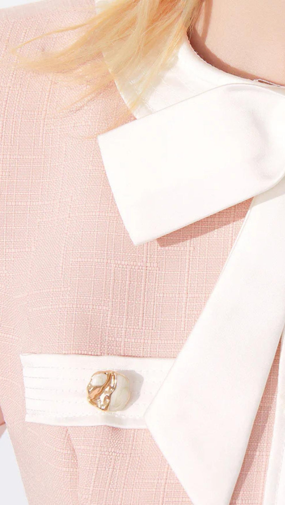 MINIKLEID MIT SCHLEIFE VORNE UND KNOPFDETAIL 