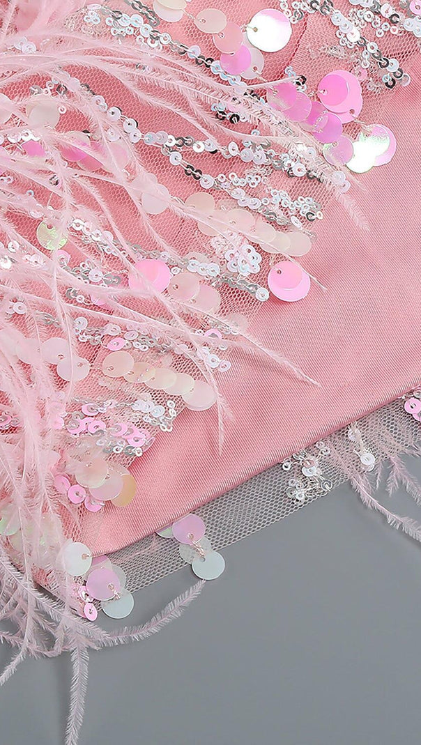 TRÄGERLOSES GLITZERKLEID MIT PAILLETTEN IN PINK